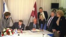 SIGNING MUTUAL ECONOMIC AND COMMERCIAL COOPERATION AGREEMENTS (photo credit: ISRAELI TSVIKA צביקה ישראלי ) P.M. YITZHAK RABIN (R) AND LATVIAN P.M. VALDIS BIRKAUS SIGNING MUTUAL ECONOMIC AND COMMERCIAL COOPERATION AGREEMENTS.