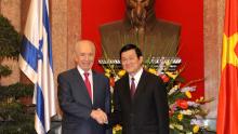 President Peres shakes hands with the President of Vietnam, Truong Tan Sang at the Presidential Palace in Hanoi