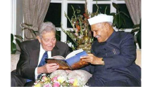 Indian President Shankar Dayal Sharma (R) with President Ezer Weisman