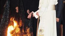 Pope John Paul II, accompanied by Prime Minister Barak and Yad Vashem Chairman Avner Shalev, lights the Eternal Flame in the Hall of Remembrance (photo credit: yad vashem) Pope John Paul II visit yad vashem March 2000