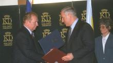 P.M. BENJAMIN NETANYAHU AND UKRAINIAN PRES. LEONID KUCHMA EXCHANGE DRAFTS OF MUTUAL COOPERATION AGREEMENTS DURING A CEREMONY AT THE KING DAVID HOTEL IN JERUSALEM. (photo credit: OHAYON AVI) P.M. BENJAMIN NETANYAHU AND UKRAINIAN PRES. LEONID KUCHMA EXCHANGE DRAFTS OF MUTUAL COOPERATION AGREEMENTS DURING A CEREMONY AT THE KING DAVID HOTEL IN JERUSALEM.