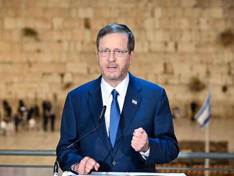 President Herzog broadcasting fron the Western Wall