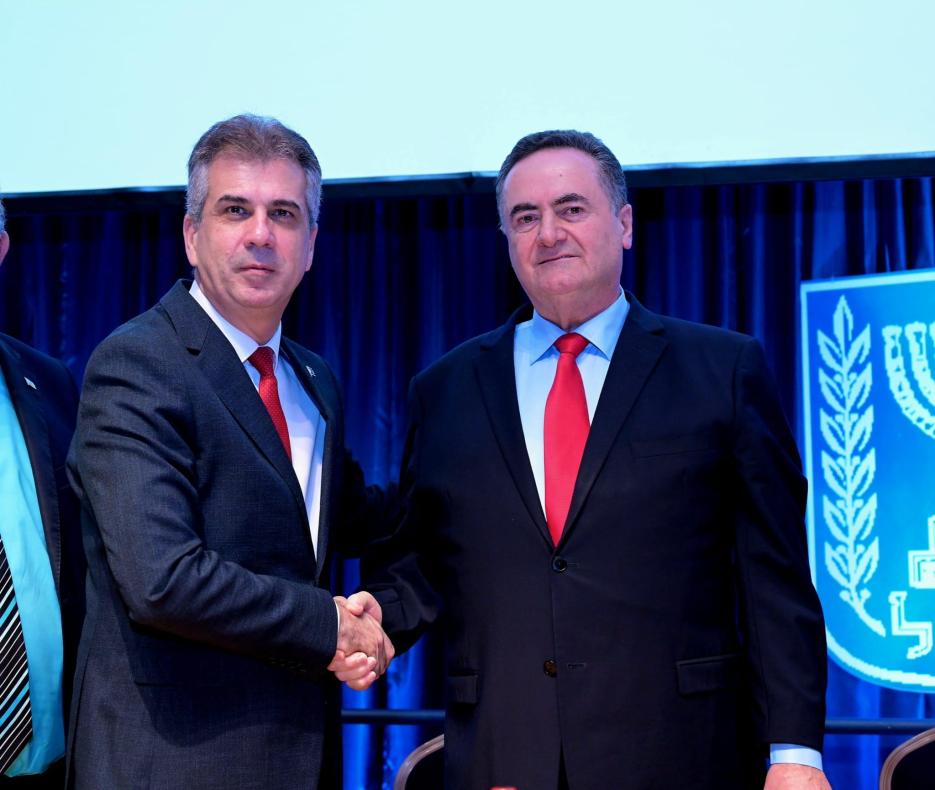 Incomng FM Israel Katz with outgoing FM Eli Cohen at ceremony