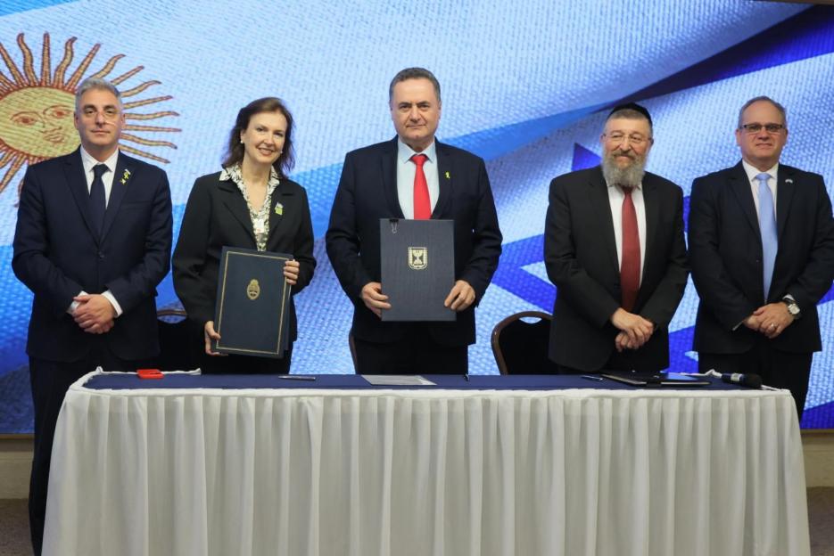 FM Katz and Labor Minister Ben Tzur sign social rights treaty between Israel and Argentina