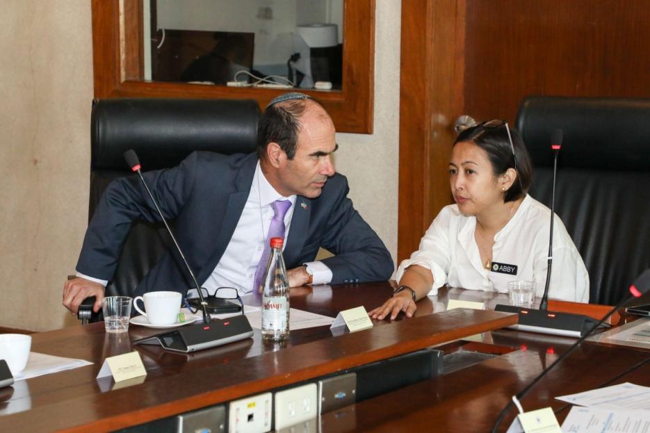 Ambassador Ilan Fluss and Makati Mayor Abby Binay (photo credit: Makati LGU) Ambassador Ilan Fluss and Makati Mayor Abby Binay