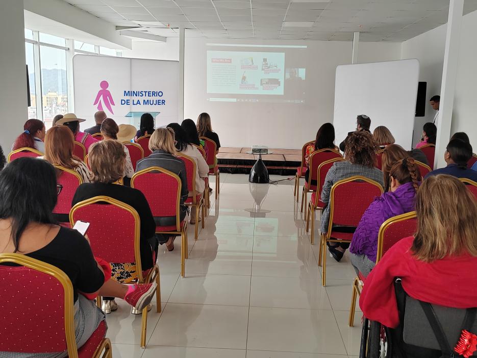 Charla de Yael Sherer en Ministerio de la Mujer