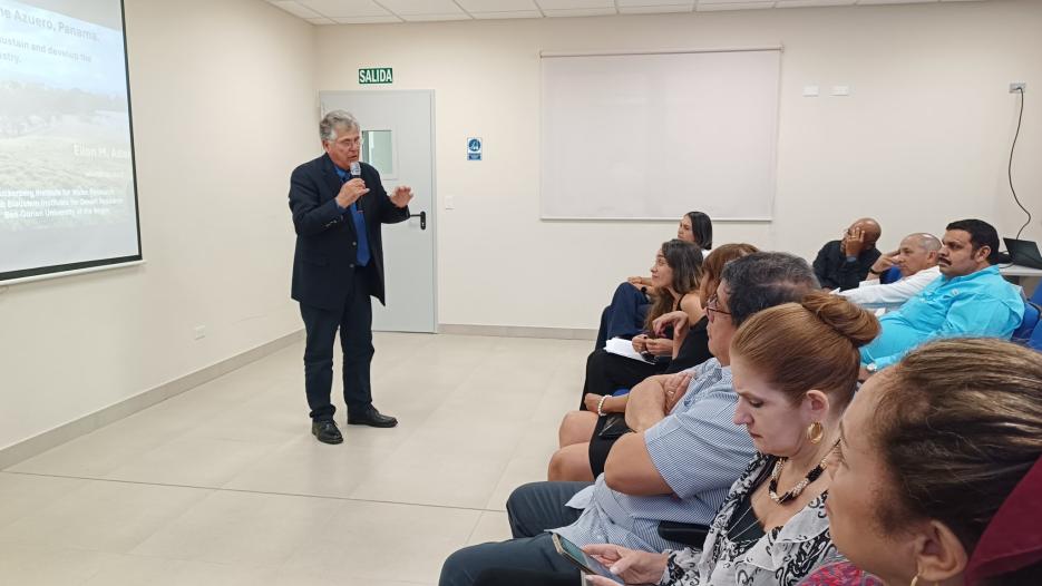 El Profesor Eilon Adar del Instituto Zuckerberg de Israel participa en Simposio de Agua en la UTP (photo credit: Universidad Tecnológica de Panamá ) Experto Eilon Adar de Israel participa en Simposio de Agua