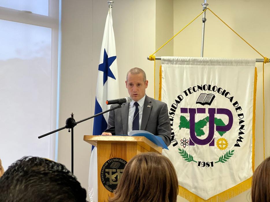 Embajador Itai Bardov participa en Simposio de Agua en la Universidad Tecnológica 