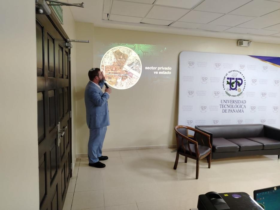 Jakin Mandelblum, jefe de misión adjunto, dicta conferencia en la Universidad Tecnológica de Panamá (photo credit: Jair del Castillo) Embajada de Israel dicta curso en UTP