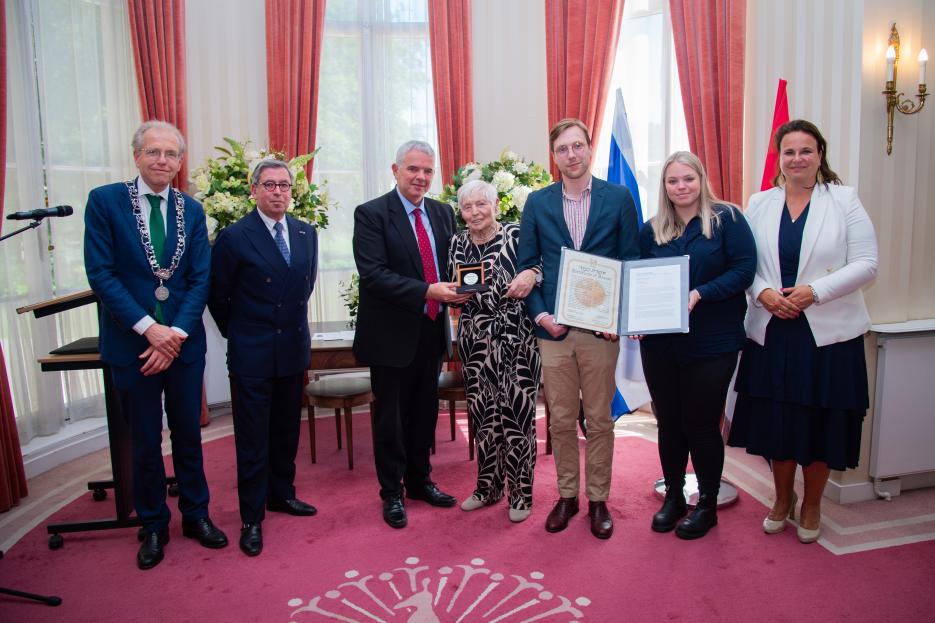 Yad Vashem recognition for Geesbert van Barneveld (photo credit: Patrick Kop) Yad Vashem recognition for Geesbert van Barneveld