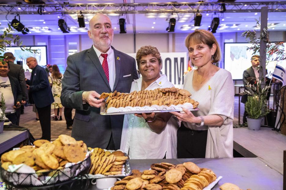 I Love Darom (photo credit: Ruthe Zuntz) Ron und Hadas Prosor mit Rachel Edri