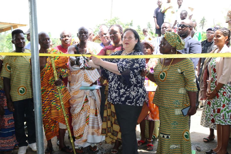 H. E. Shlomit Sufa cutting the ribbon for the newly established gari processing centre (photo credit: MFA Accra) H. E. Shlomit Sufa cutting the ribbon for the newly established gari processing centre