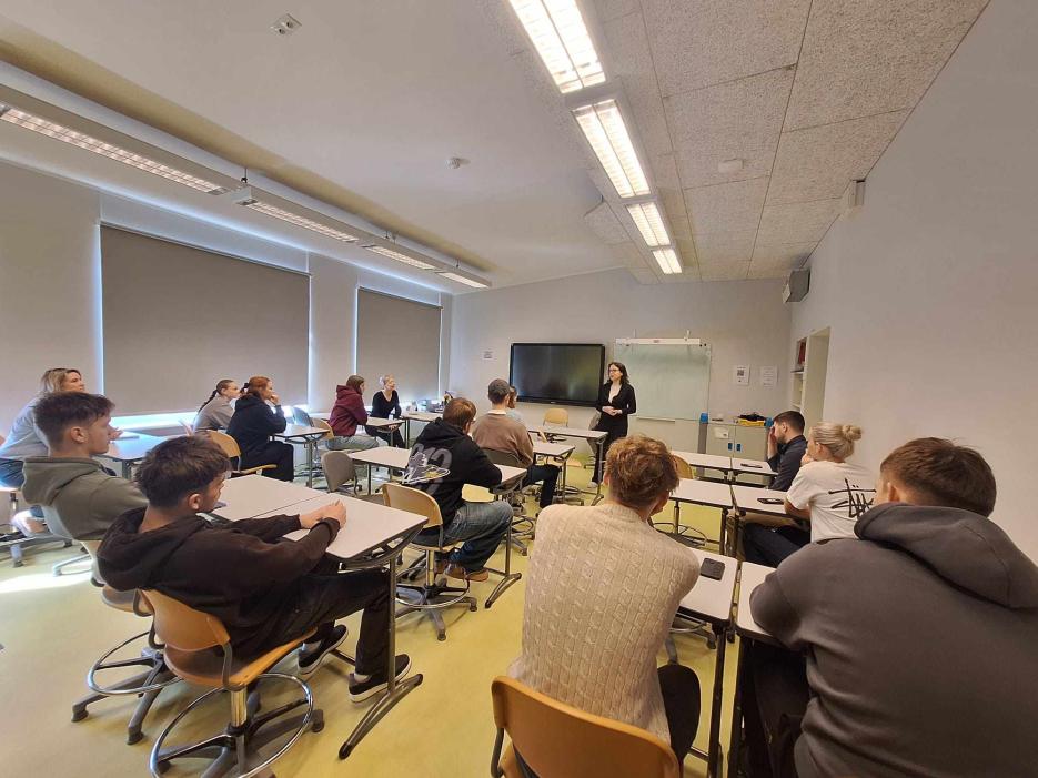 skola1 (photo credit: embassy) skola1