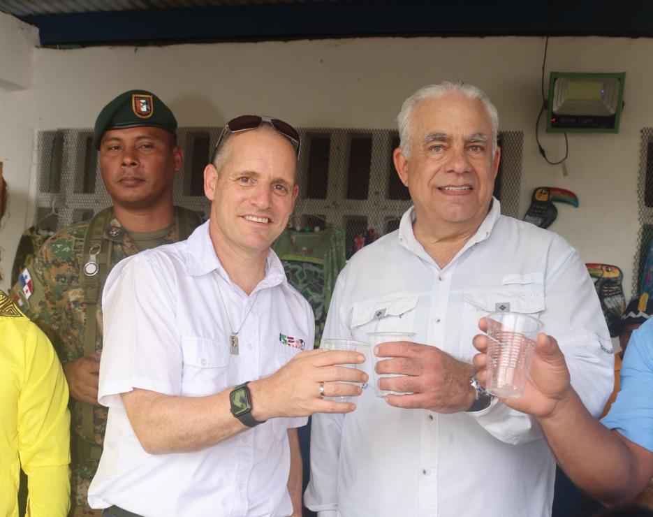 Ministro de Mida y embajador Itai Bardov inauguran micro planta potabilizadora en Madungandi (photo credit: MIDA) Ministro de Mida y embajador Itai Bardov inauguran micro planta potabilizadora en Madungandi