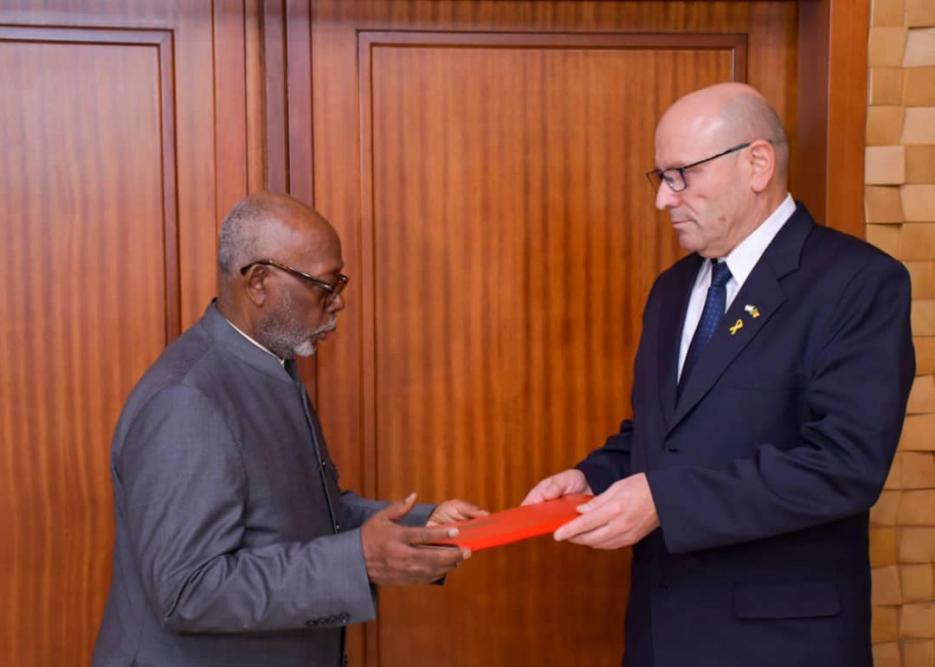 Ambassador Kalmar presenting his credentials to Minrex of Cameroon (photo credit: the embassy) Ambassador Kalmar presenting his credentials to Minrex