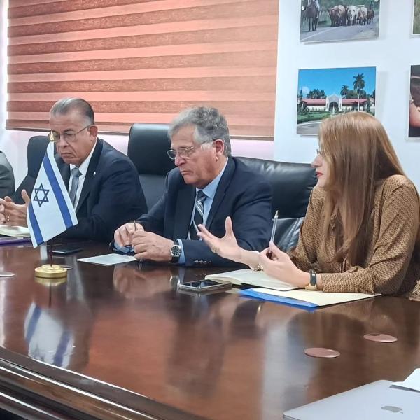 Ministro de MIDA se reúne con experto israelí en agua (photo credit: MIDA) Ministro Valderra e Eilon Adar