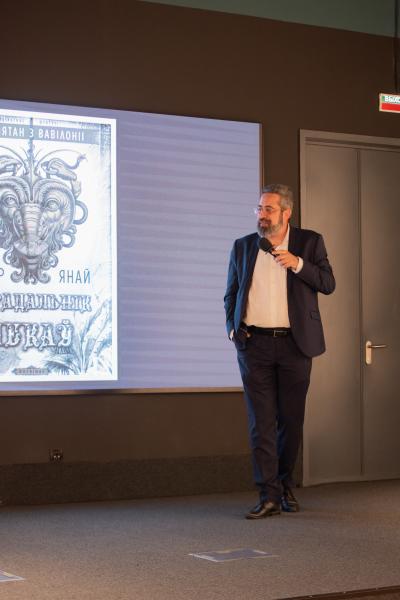 Tzevy Mirkin presenting Hagar Yanai book (photo credit: MFA) Tzevy Mirkin presenting book