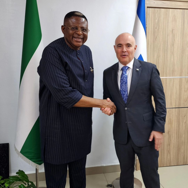 Ambassador Michael Freeman and the Govenor of Cross River State (photo credit: Embassy of Israel) Ambassador Michael Freeman and the Govenor of Cross River State
