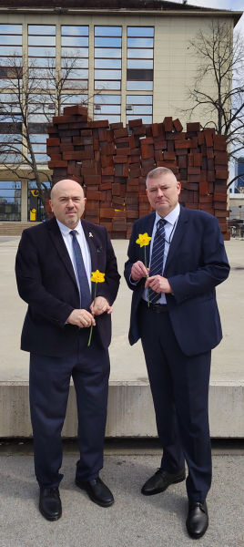 israeli and polish ambassador holding daffodils