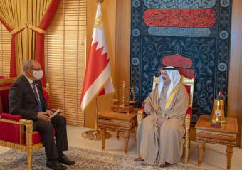 Ambassador Eitan Na'eh hands credentials to King Hamad bin Isa Al Khalifa