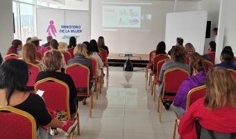 Charla de Yael Sherer en Ministerio de la Mujer