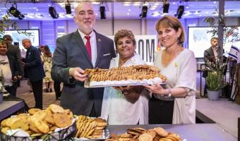Ron und Hadas Prosor mit Rachel Edri