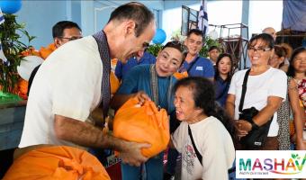 Ambassador Ilan Fluss together with Mayor Mayor Lilian Matamorosa of Lupi, Camarines Sur distributed relief packs to 250 families affected by Typhoon Kristine in Bicol.