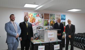 Embajada de Israel en Panama dona sistema de microplantas al MIDA (photo credit: Embajada de Israel en Panama) Donacion de microplantas a MIDA