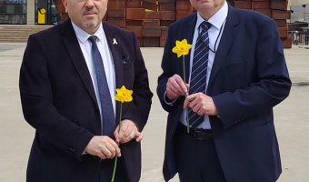 israeli and polish ambassador holding daffodils