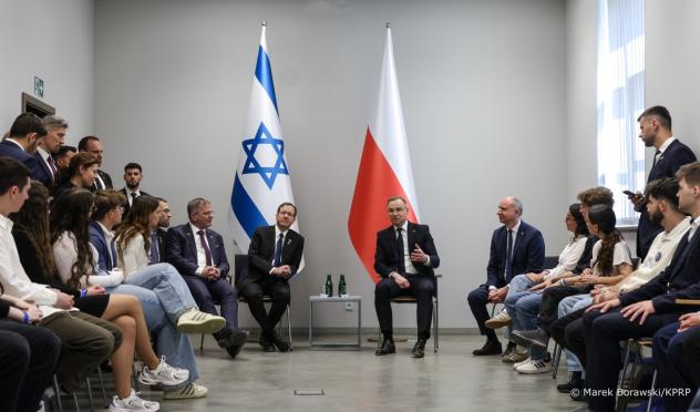 Youth-meeting-Auschwitz